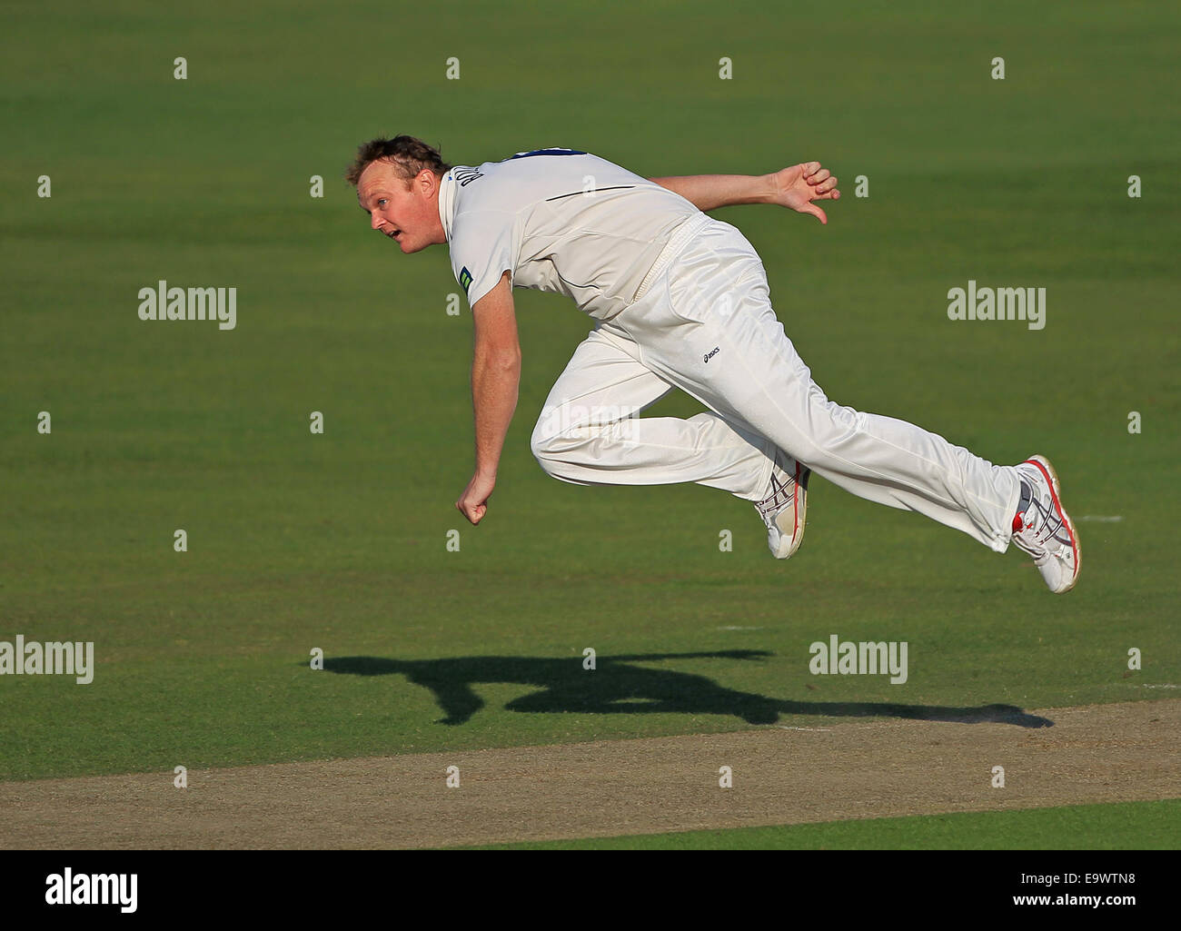 Australische Cricketspieler Doug Bollinger bowling für Kent CCC in der Grafschaft-Meisterschaft 2014 Stockfoto