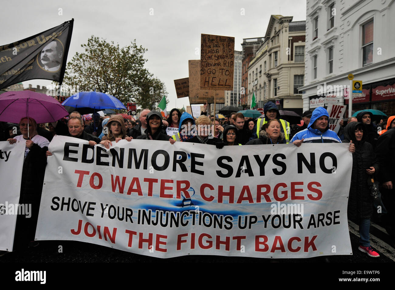Protest gegen die Wassergebühren in Irland. Sie marschierten rund um den Liffey und Tausende mehr protestierten in ganz Irland. Stockfoto