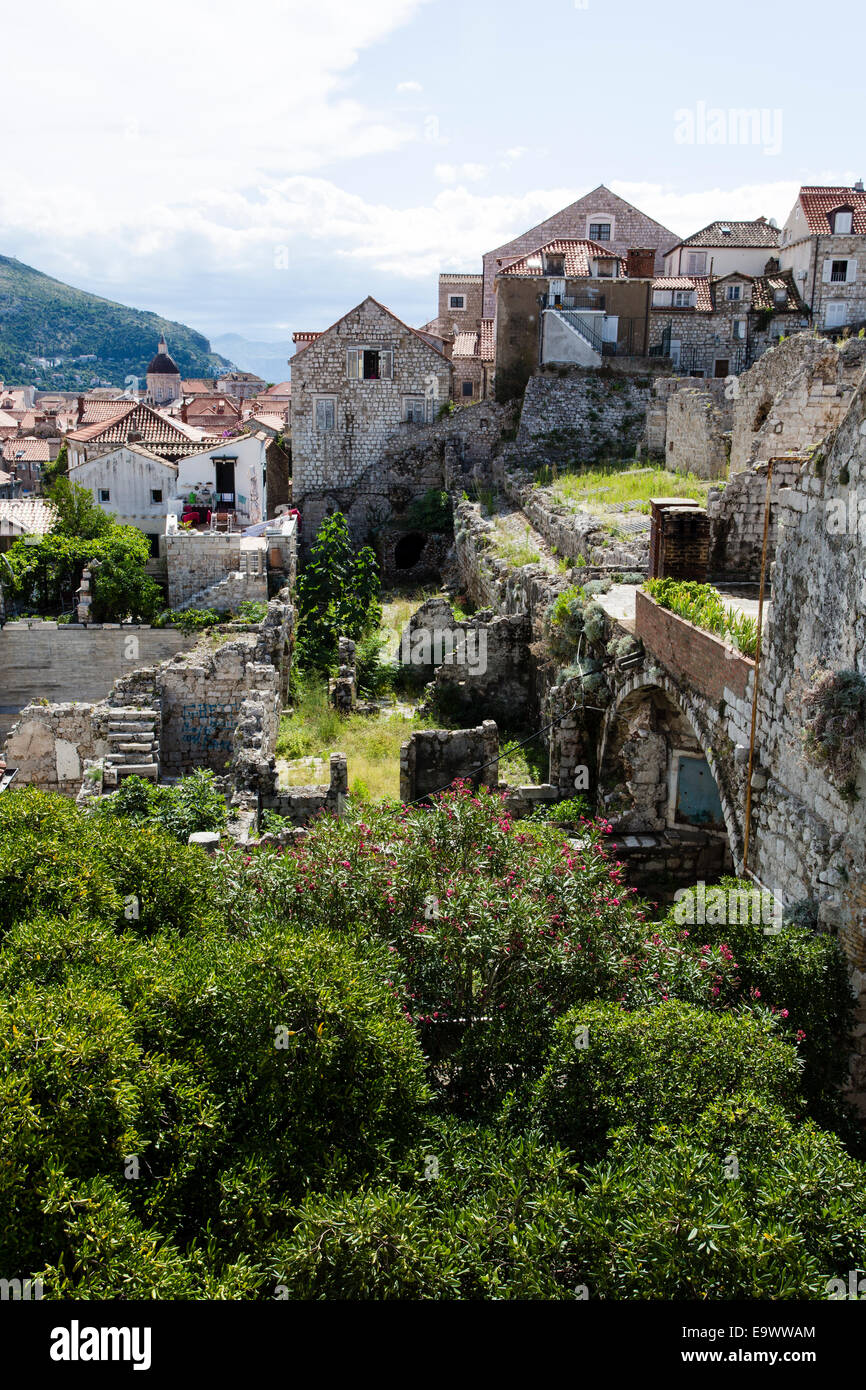 Einer der wenigen verbleibenden Standorte in Dubrovnik Altstadt zeigen ausgebombt Überreste von Bauten aus der 1991 / 92 Belagerung von Dubrovnik Stockfoto