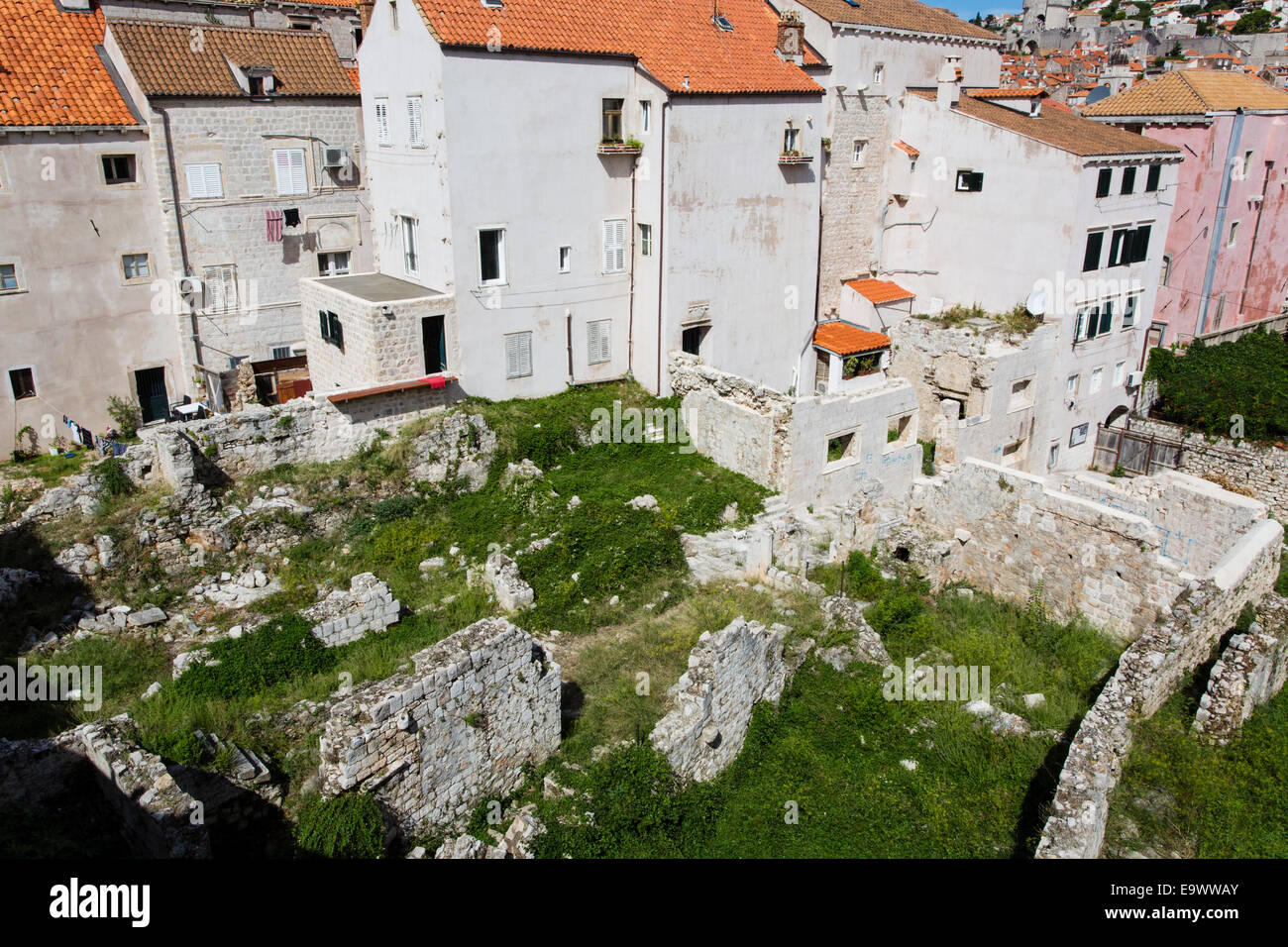 Einer der wenigen verbleibenden Standorte in Dubrovnik Altstadt zeigen ausgebombt Überreste von Bauten aus der 1991 / 92 Belagerung von Dubrovnik Stockfoto