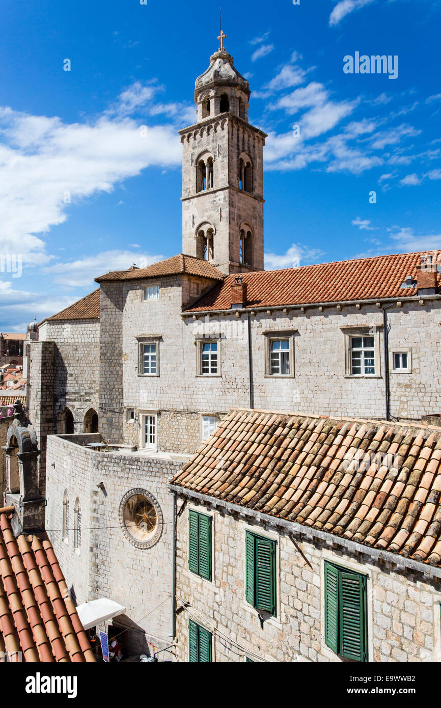 Südansicht über Dubrovnik in Richtung der Glockenturm des Dominikanerklosters und des Museums und über den Hafen. Stockfoto