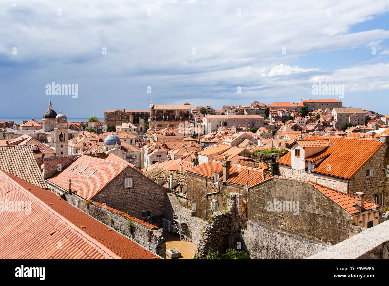 Dachterrasse mit Blick über die Altstadt von Dubrovnik, Kroatien Stockfoto