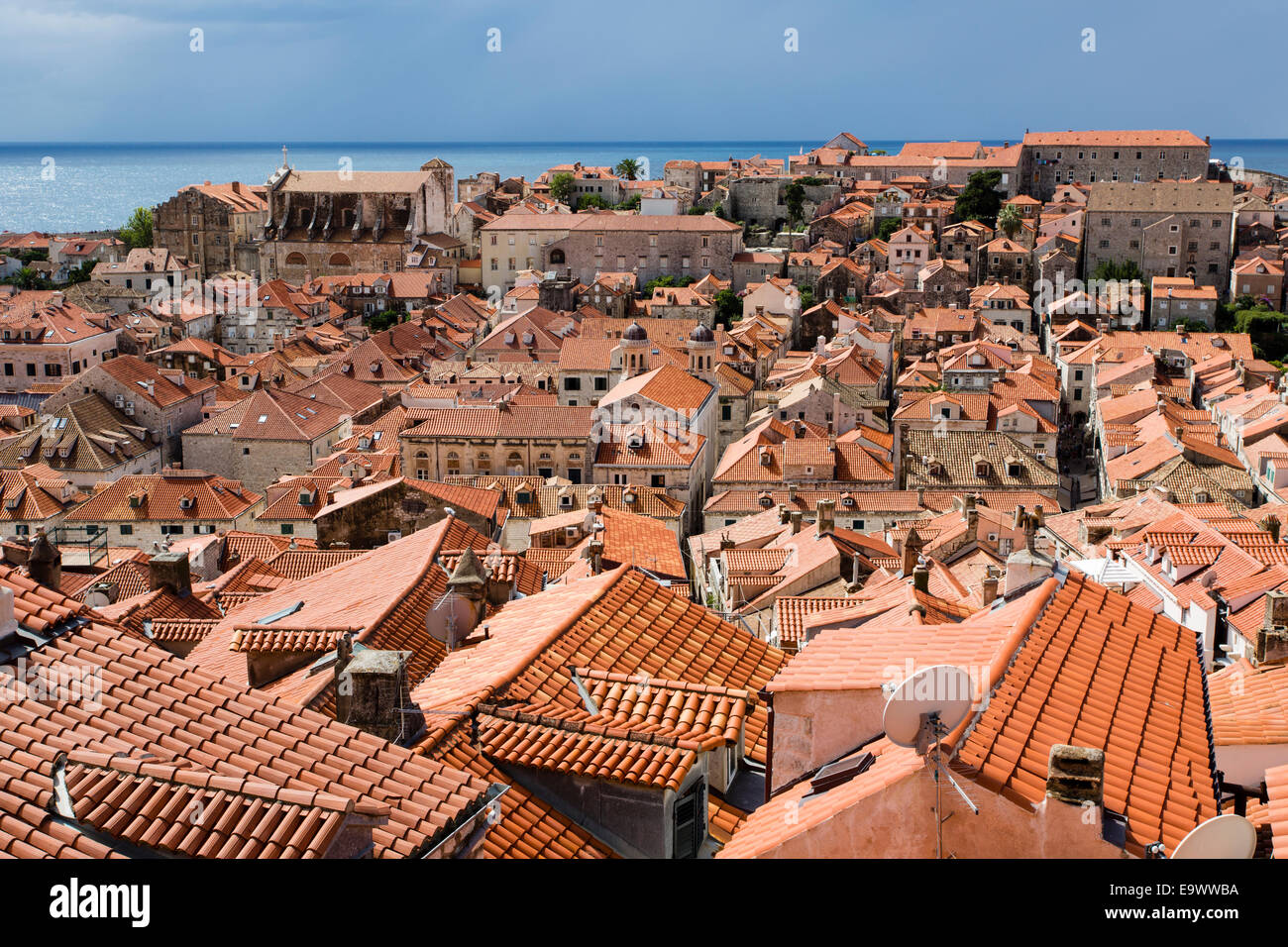 Dachterrasse mit Blick über die Altstadt von Dubrovnik, Kroatien Stockfoto