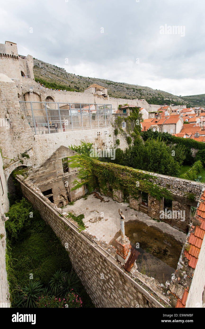 Einer der wenigen verbleibenden Standorte in Dubrovnik Altstadt zeigen ausgebombt Überreste von Bauten aus der 1991 / 92 Belagerung von Dubrovnik Stockfoto
