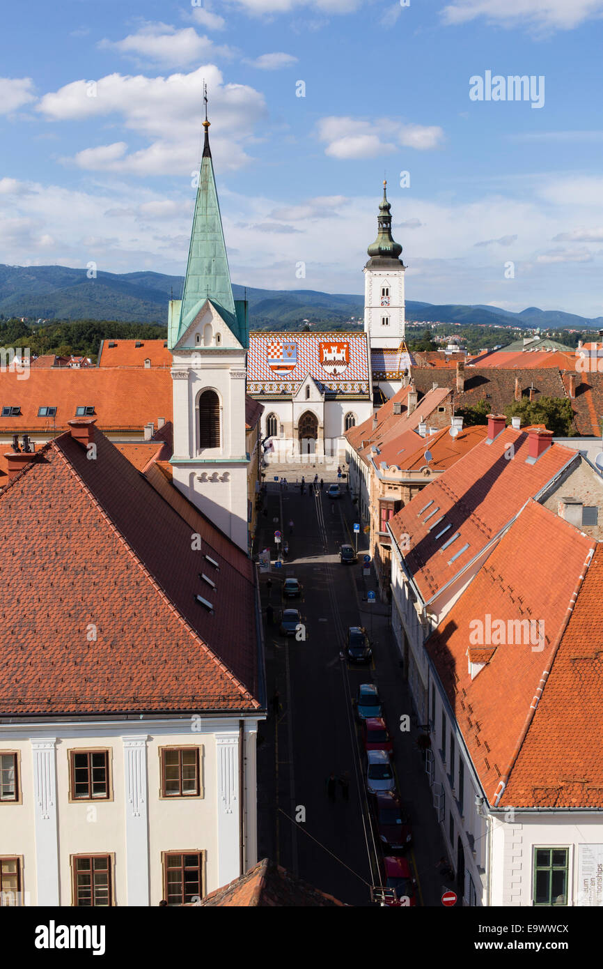 Blick vom Lotrscak-Turm in Richtung St. Marks Kirche Turmspitzen, Zagreb, Kroatien. Stockfoto