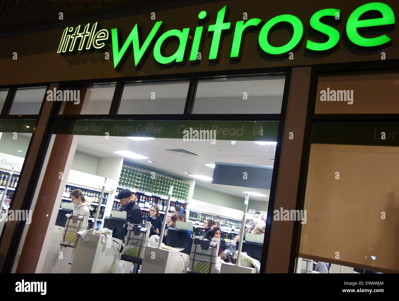 Zweig der kleinen Waitrose Supermärkte in London Stockfoto