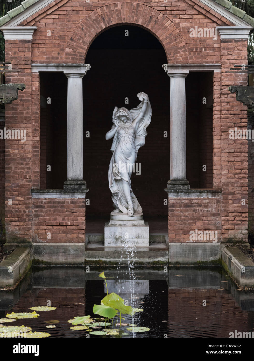 "Barfuß Kate" Skulptur am reflektierenden Pool der Vanderbilt Gärten