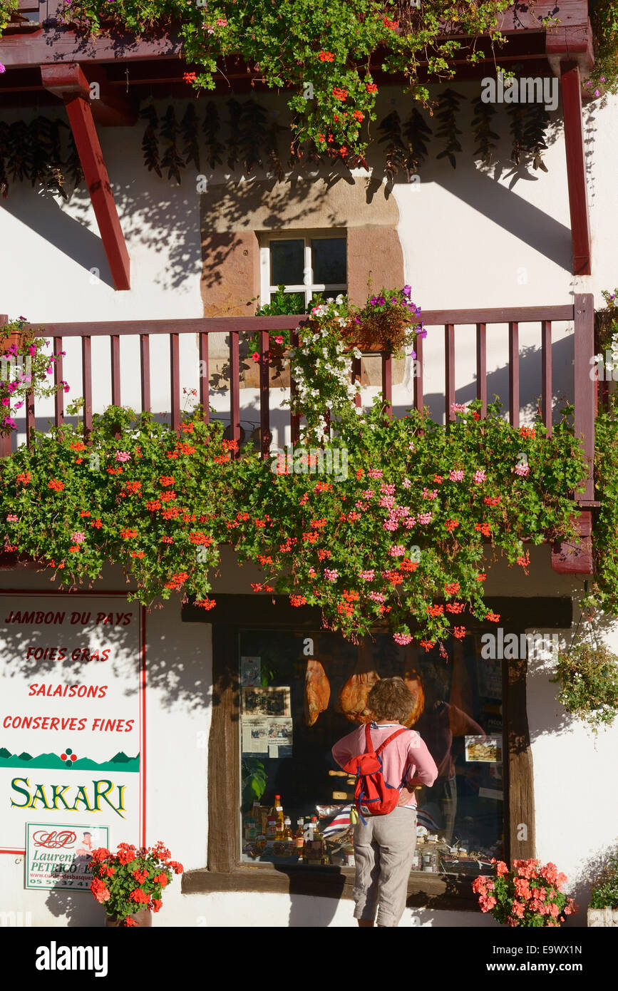 Frankreich, atlantischen Pyrenäen, Basse-Navarre, Saint Etienne de Baigorry, ein Schaufenster der lokalen Produkten mit Bayonne-Schinken Stockfoto