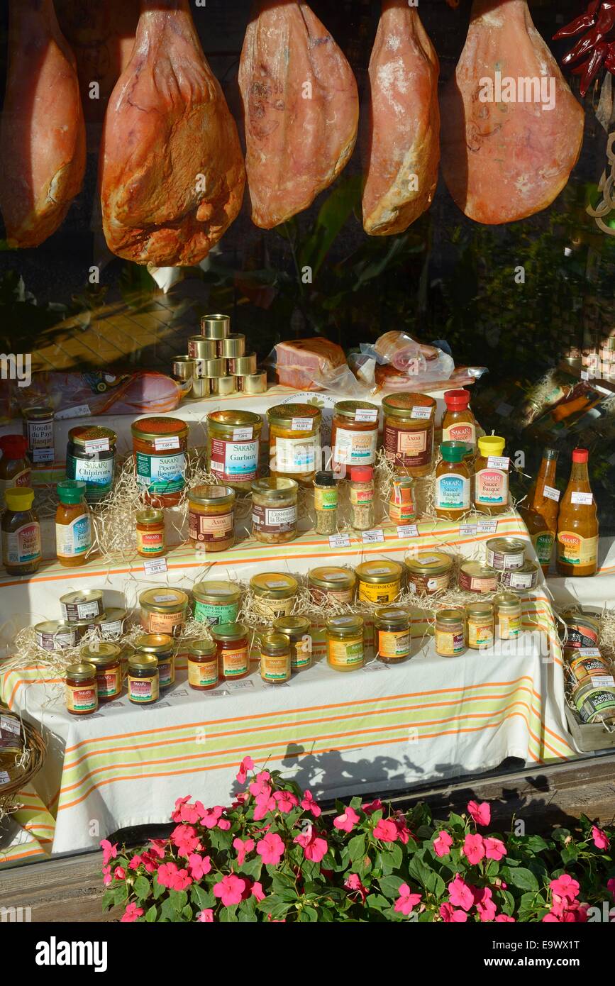 Frankreich, atlantischen Pyrenäen, Basse-Navarre, Saint Etienne de Baigorry, ein Schaufenster der lokalen Produkten mit Bayonne-Schinken Stockfoto