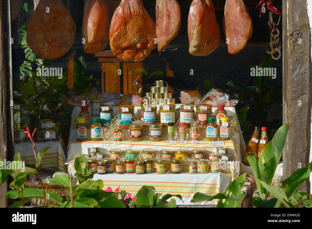 Frankreich, atlantischen Pyrenäen, Basse-Navarre, Saint Etienne de Baigorry, ein Schaufenster der lokalen Produkten mit Bayonne-Schinken Stockfoto
