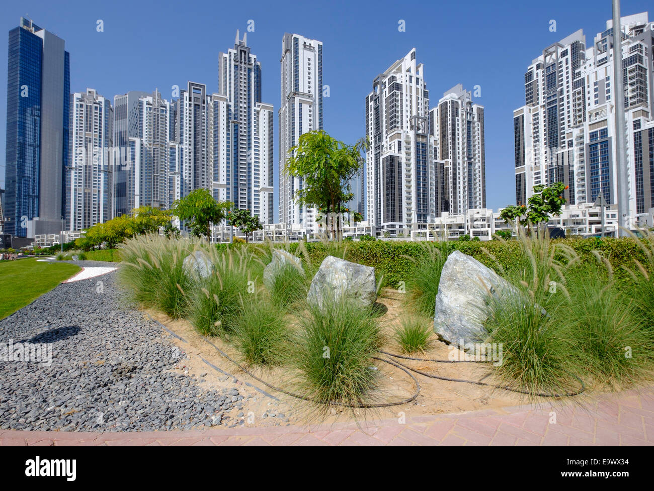 Modernen Landschaftsbau in Park angrenzenden Wohnung Türme am Bay Avenue Entwicklung im Business Bay Dubai Vereinigte Arabische Emirate Stockfoto