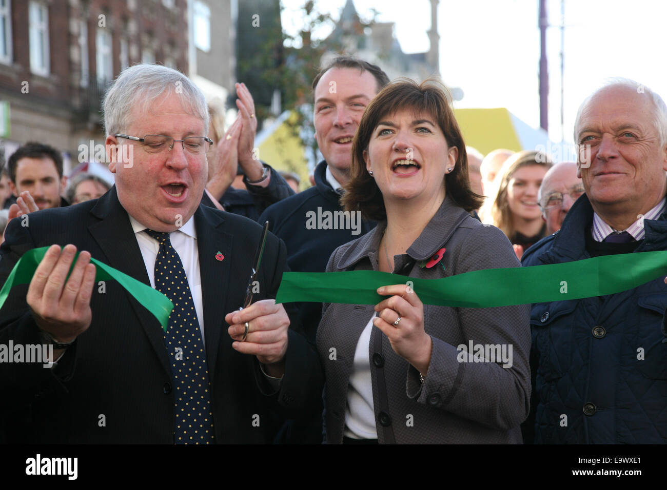 Patrick Mcloughlin mp und nicky Morgan mp schneiden das Band um die Fußgängerzonen-Regelung in Loughborough öffnen Stockfoto