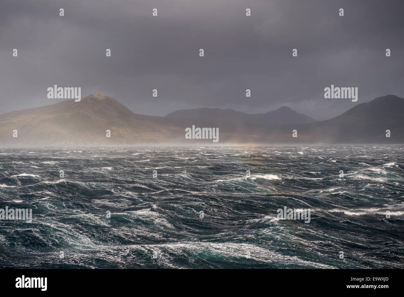 Stürmische Meere am Kap Horn mit Wind, 90 Knoten fotografiert Form das achterdeck an Bord eines kleinen Schiffes Stockfoto