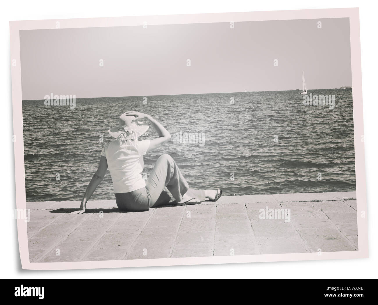 70er Jahre Stil Foto Frau Uhren Boot heraus zum Meer zu segeln. Träume, Reue, Zeit oder Reminiszenz Konzept. Stockfoto