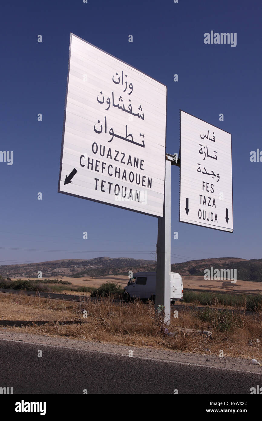 Marokko Autobahn Weg nach Fes und Chefchaouen mit Wegweisern in Arabisch und Englisch Stockfoto