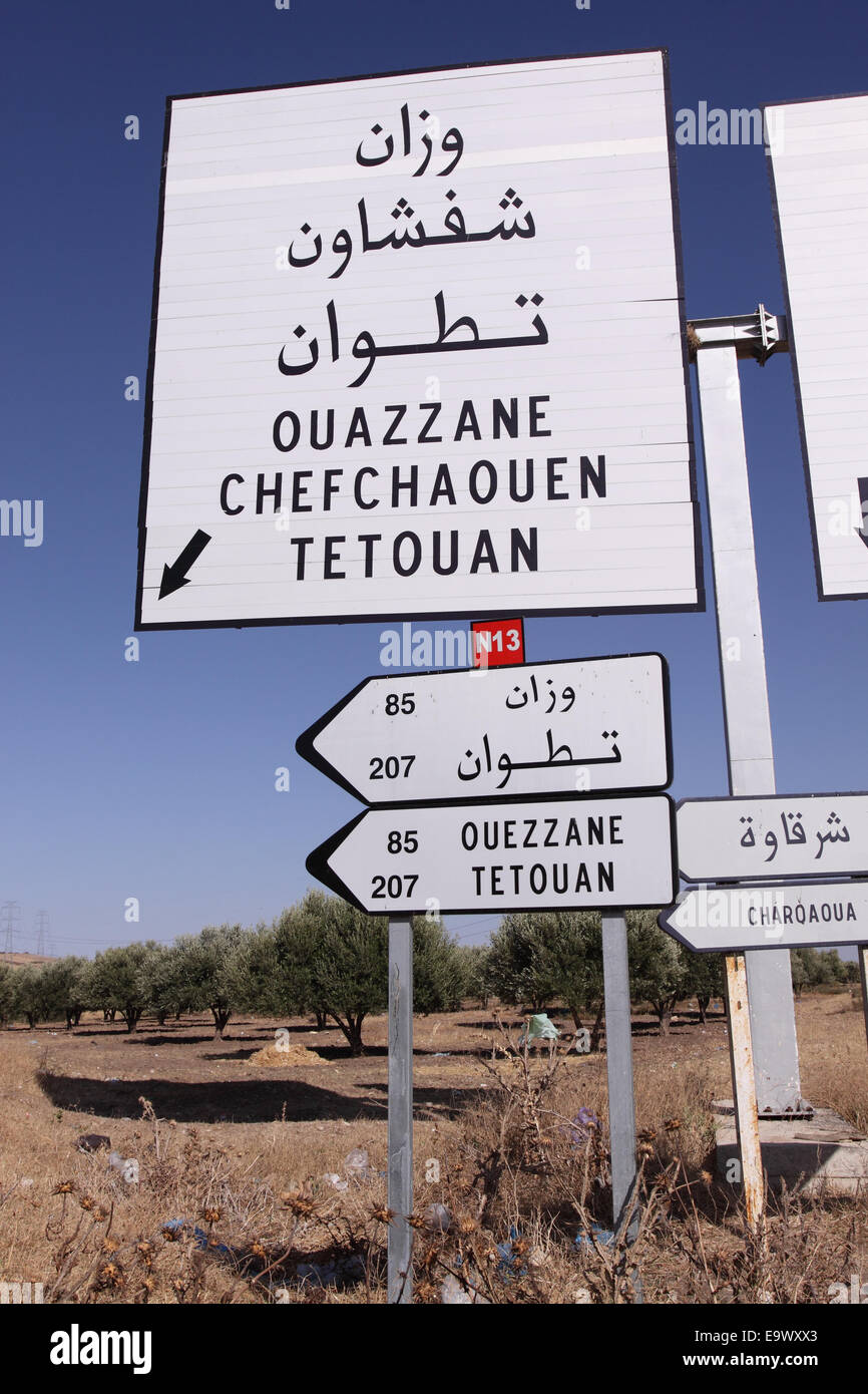 Marokko die N13 Straße Autobahn ausgeschildert Ouazzane Chefchaouen und Tetouan Stockfoto