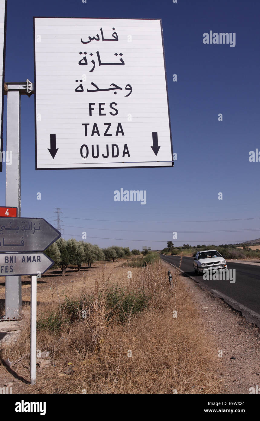 Marokko Hauptstraße Autobahn Fes Fes und Taza, Oujda mit Straße Zeichen in Arabisch und Englisch Stockfoto