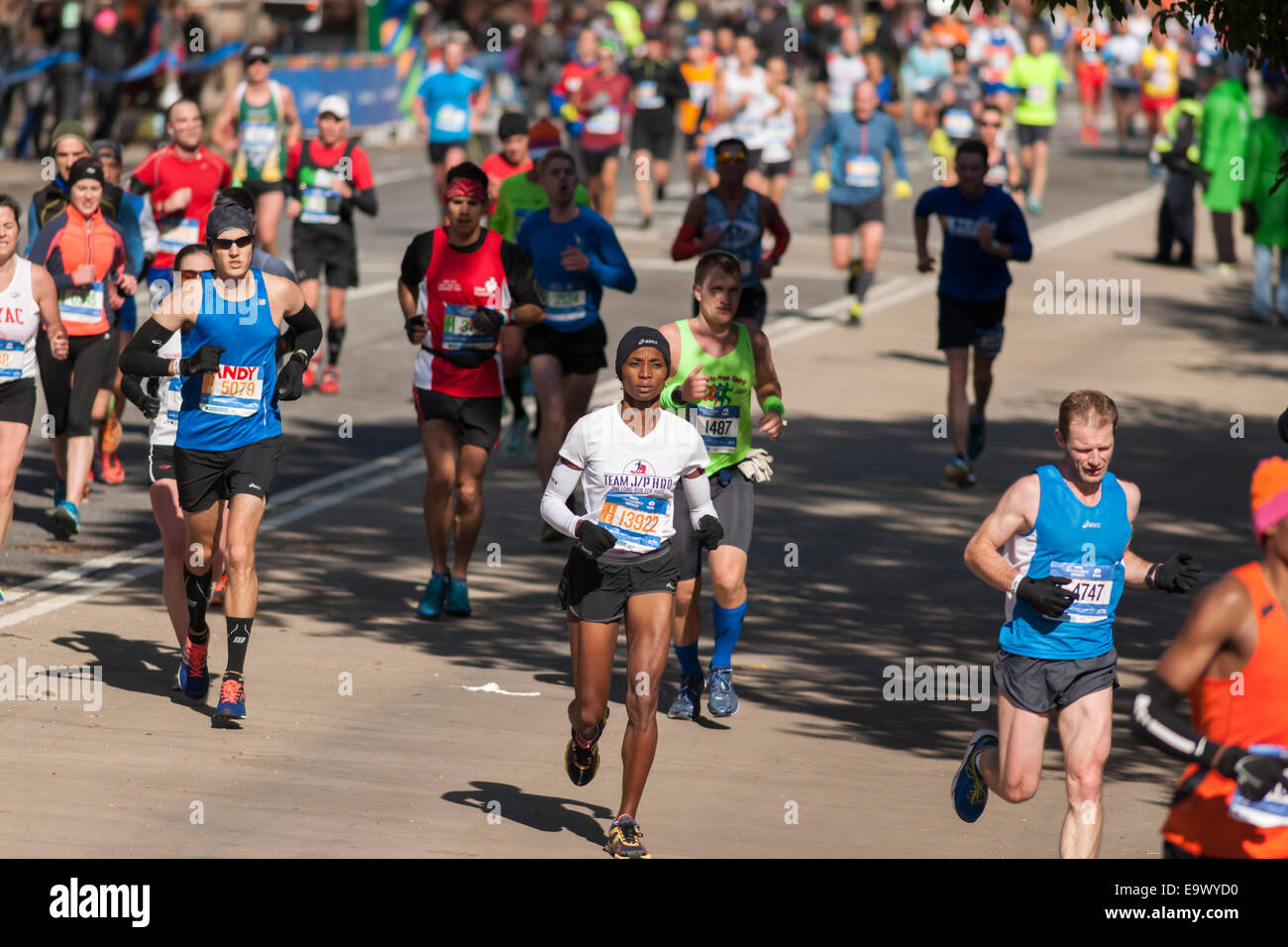 Läufer-Pass durch Harlem in New York in der Nähe der 22 Meile Markierung in der Nähe von Mount Morris Park Stockfoto