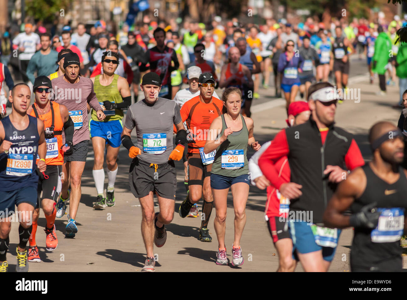 Läufer-Pass durch Harlem in New York in der Nähe der 22 Meile Markierung in der Nähe von Mount Morris Park Stockfoto