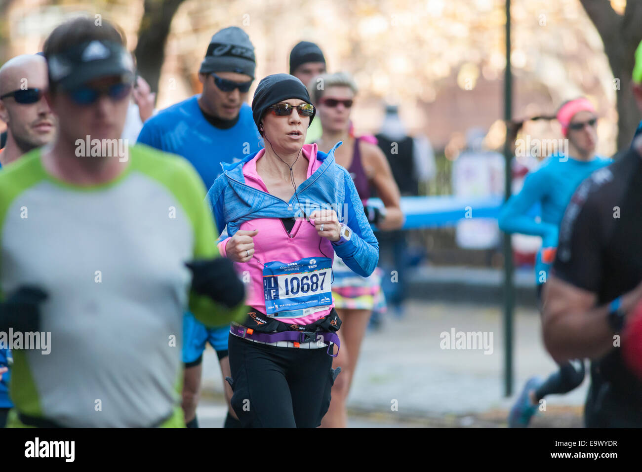 Läufer passieren Harlem in New York in der Nähe von 22 Meilen-Marke in der Nähe von Mount Morris Park in New York City Marathon Stockfoto
