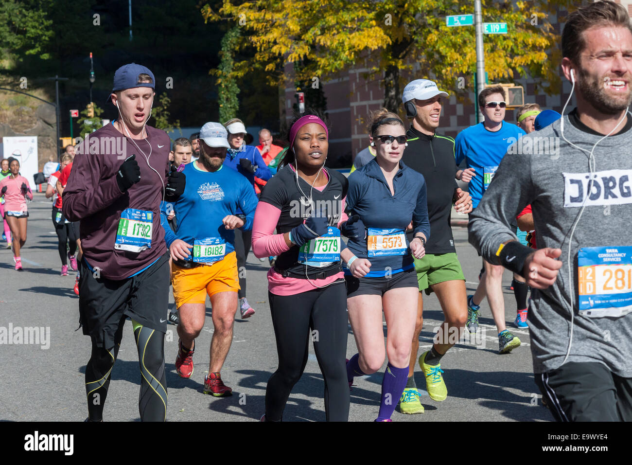 Läufer passieren Harlem in New York in der Nähe von 22 Meilen-Marke in der Nähe von Mount Morris Park in New York City Marathon Stockfoto