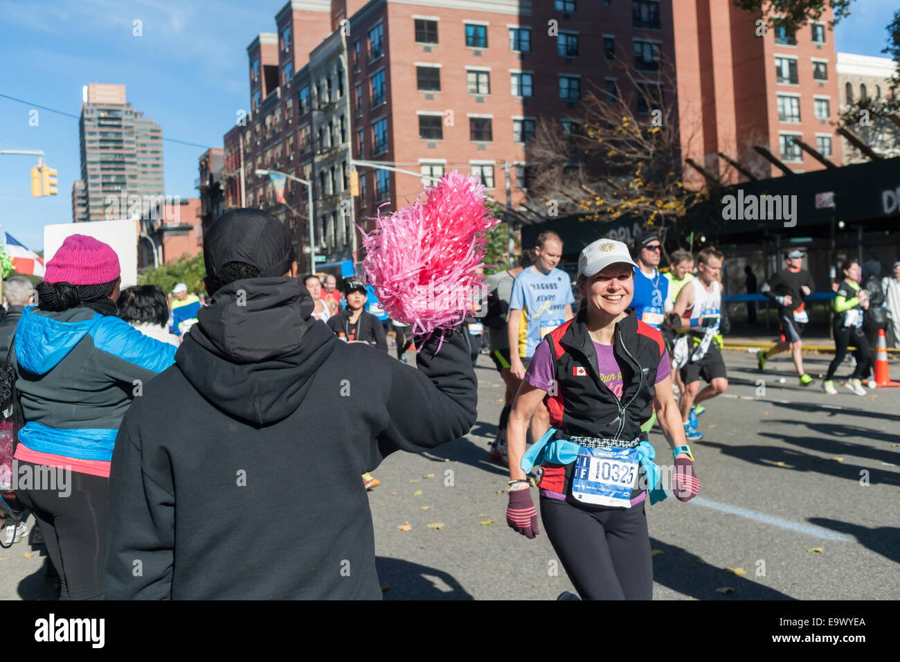 Zuschauer beobachten Läufer passieren Harlem in New York in der Nähe der 22 Meile Markierung auf Sonntag, 2. November 2014 in New York City Marathon Stockfoto