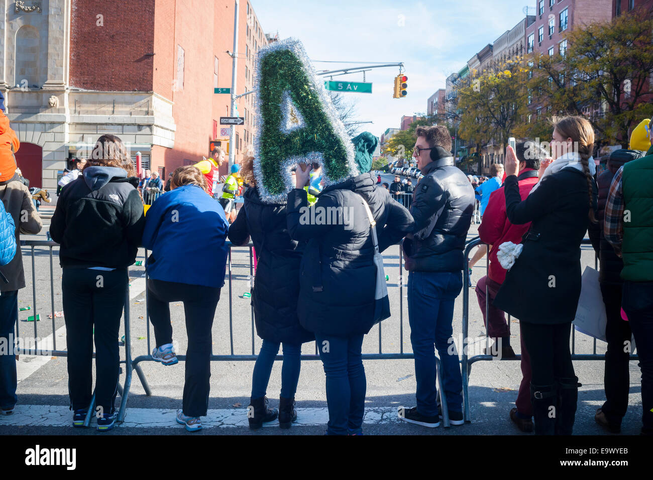 Zuschauer beobachten Läufer passieren Harlem in New York in der Nähe der 22 Meile Markierung auf Sonntag, 2. November 2014 in New York City Marathon Stockfoto