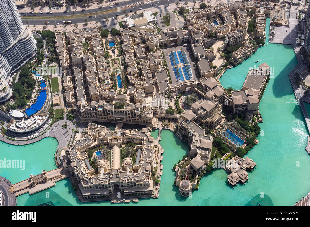 Blick hinunter auf Luxus-Wohnungen und Geschäftsgebäude am Souk al Bahar neben See am Burj Khalifa in Downtown Dubai Vereinigte Arabische Stockfoto