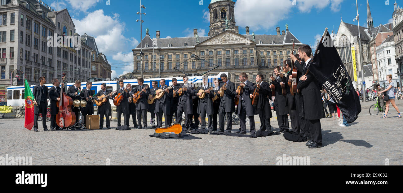 AMSTERDAM, AUGUST 4: große Gruppe der Street Performer improvisieren ein live-Konzert in der DAM-Platz am 4. August 2014 in Amsterdam Stockfoto