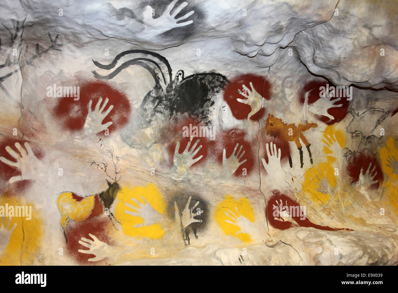 Moderne Reproduktion von Höhlenmalereien und Handabdrücke Schablone Stockfoto