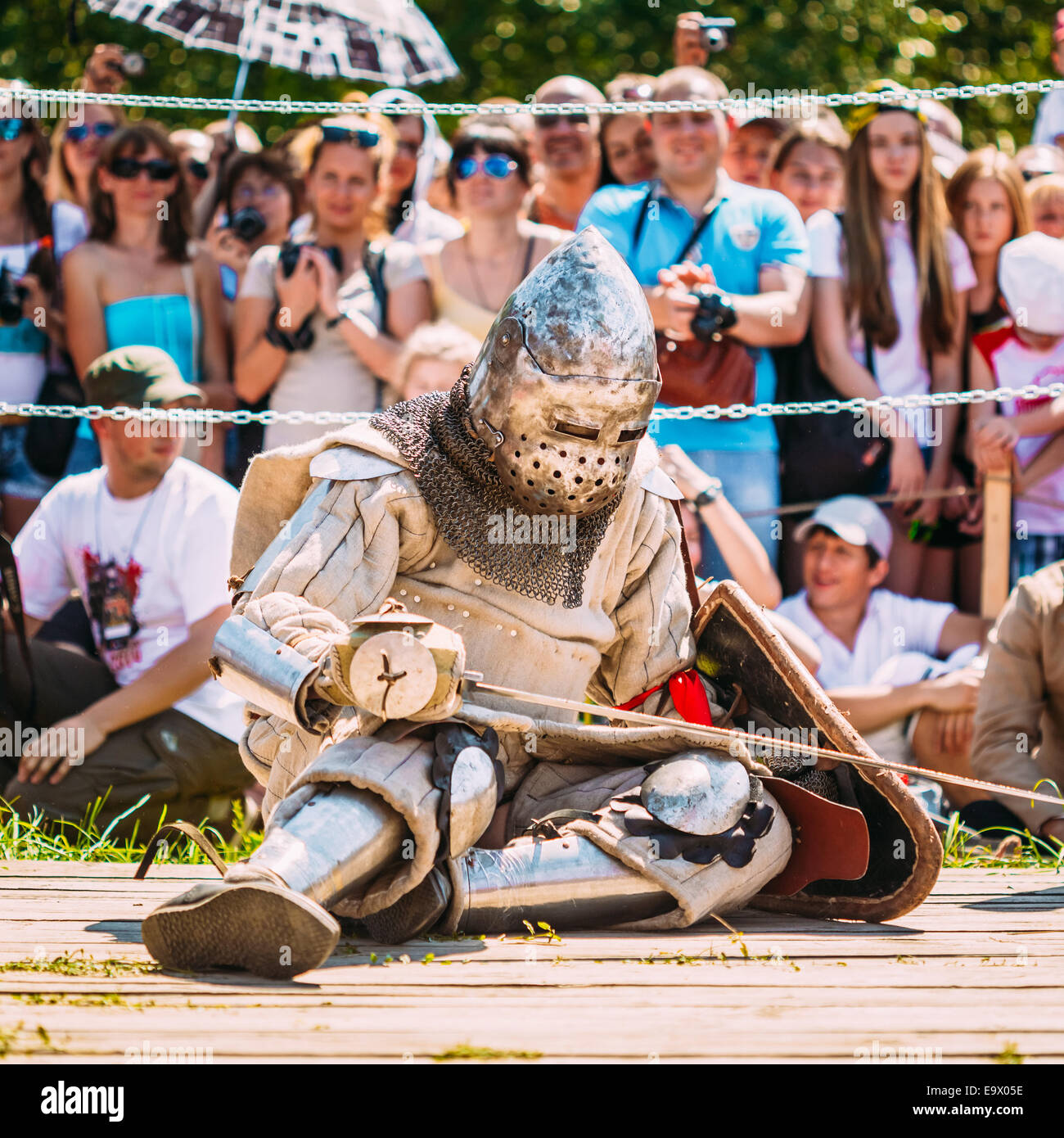 Denkmalpflege der ritterlichen Kämpfe auf der mittelalterlichen Kultur festival Stockfoto
