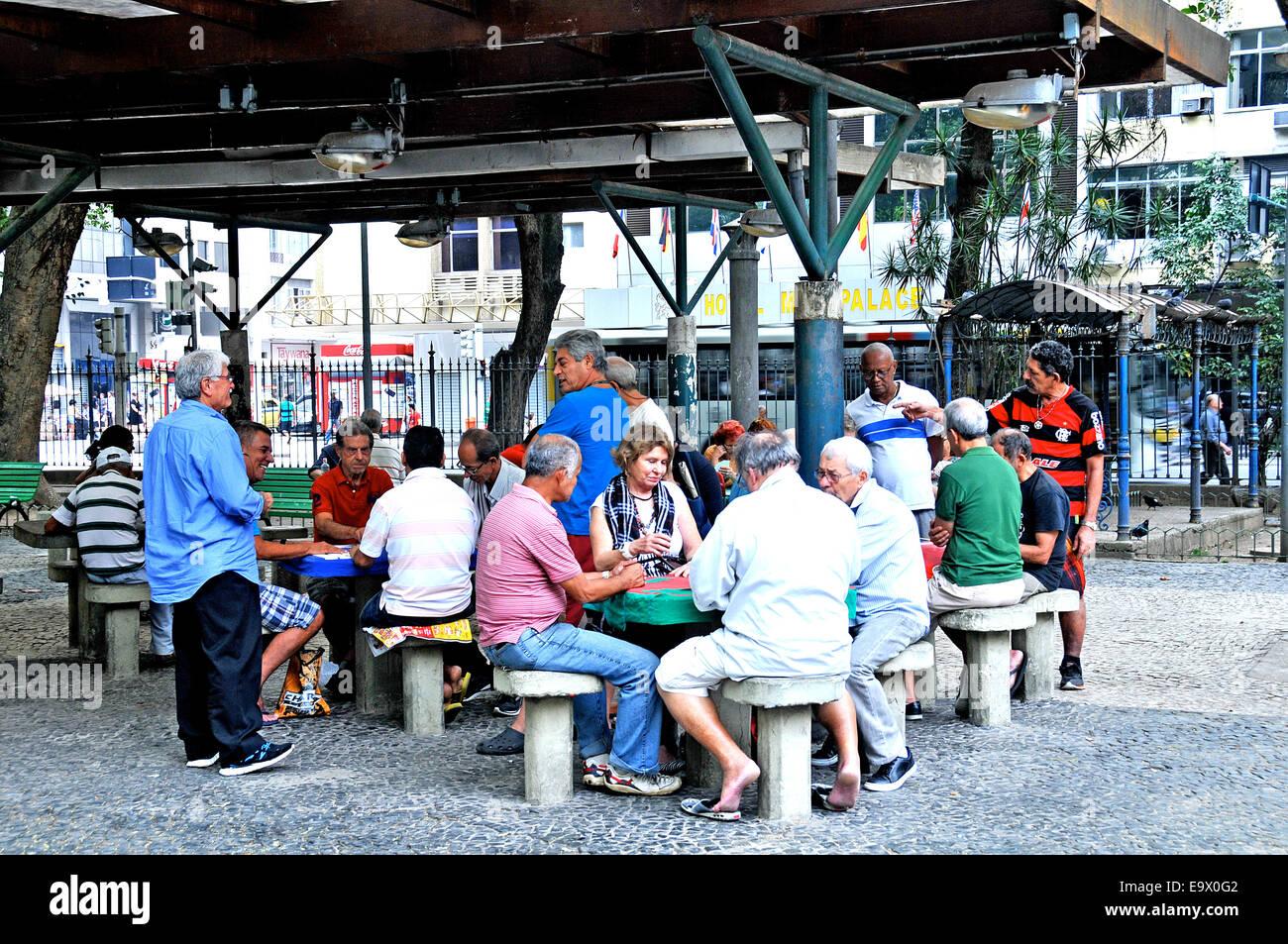 Frauen und Männer Spielkarten in der Öffentlichkeit Quadrat Rio De Janeiro Brasilien Stockfoto