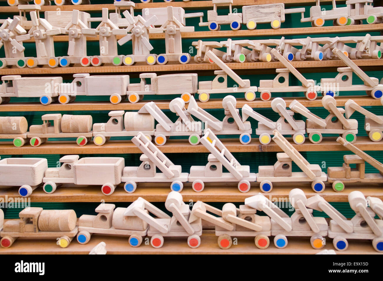 Kinderspielzeug aus Holz und präsentiert auf der ethnischen Messe in Zrenjanin. Fotografiert, 27. September, 2014. Stockfoto