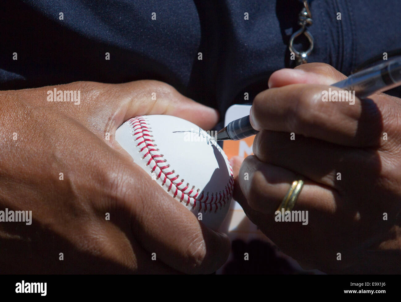 Ein Baseball-Spieler Unterzeichnung ein Autogramm Stockfoto