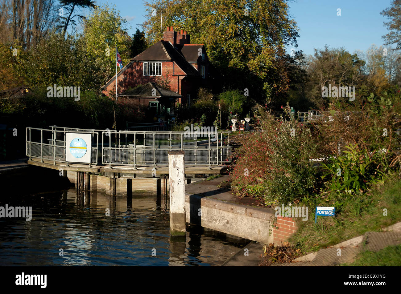 Themse Sonning Lock, Berkshire, England, Vereinigtes Königreich Stockfoto