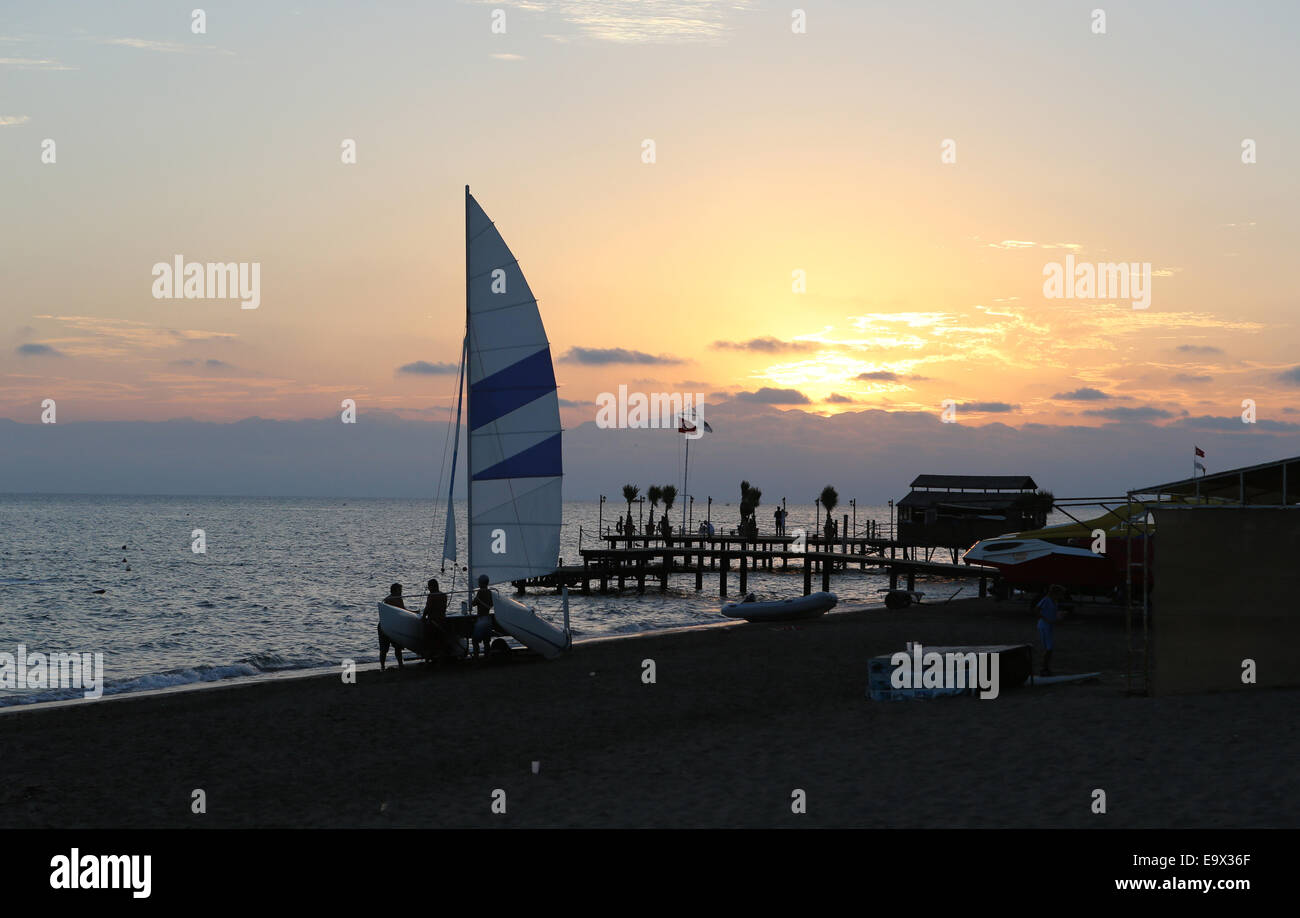 Katamaran bei Sonnenuntergang am Strand in Manavgat, Antalya, Türkei, Asien Stockfoto