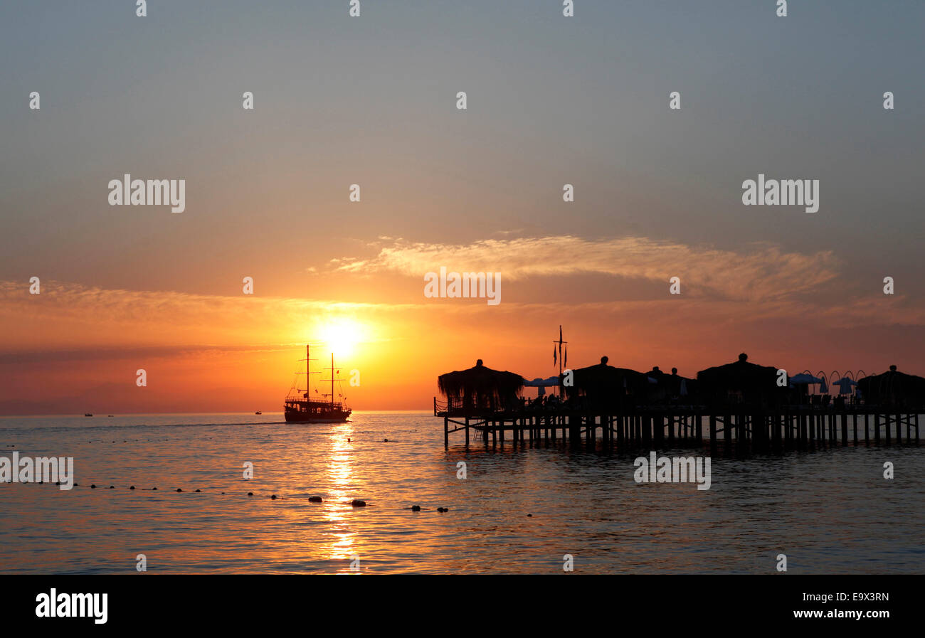 Ausflug-Segelboot auf der Mole bei Sonnenuntergang, Manavgat, Antalya, Türkei, Asien Stockfoto