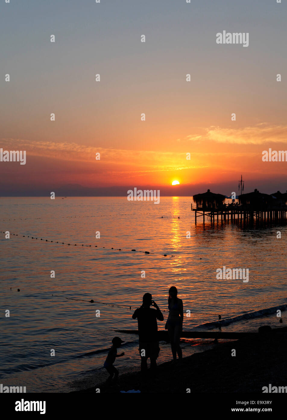 Familie am Strand bei Sonnenuntergang, Manavgat, Antalya, Türkei, Asien Stockfoto