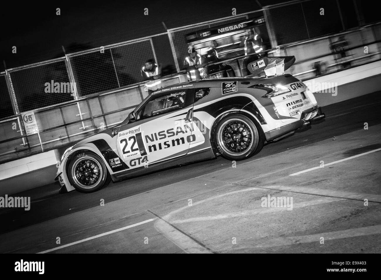 # 22 Nissan Nismo 370Z angetrieben von GT Academy Gewinner Gaëtan Paletou Blätter die Grube während Britcar Meisterschaft in Donington Park Stockfoto