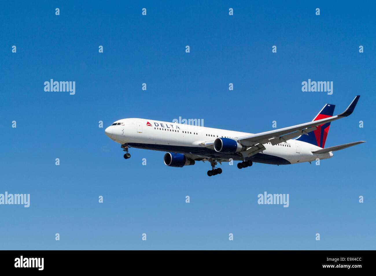 Delta Air Lines Boeing 767 Ebene, N 185 DN, auf Landeanflug in London Heathrow, England, Großbritannien Stockfoto