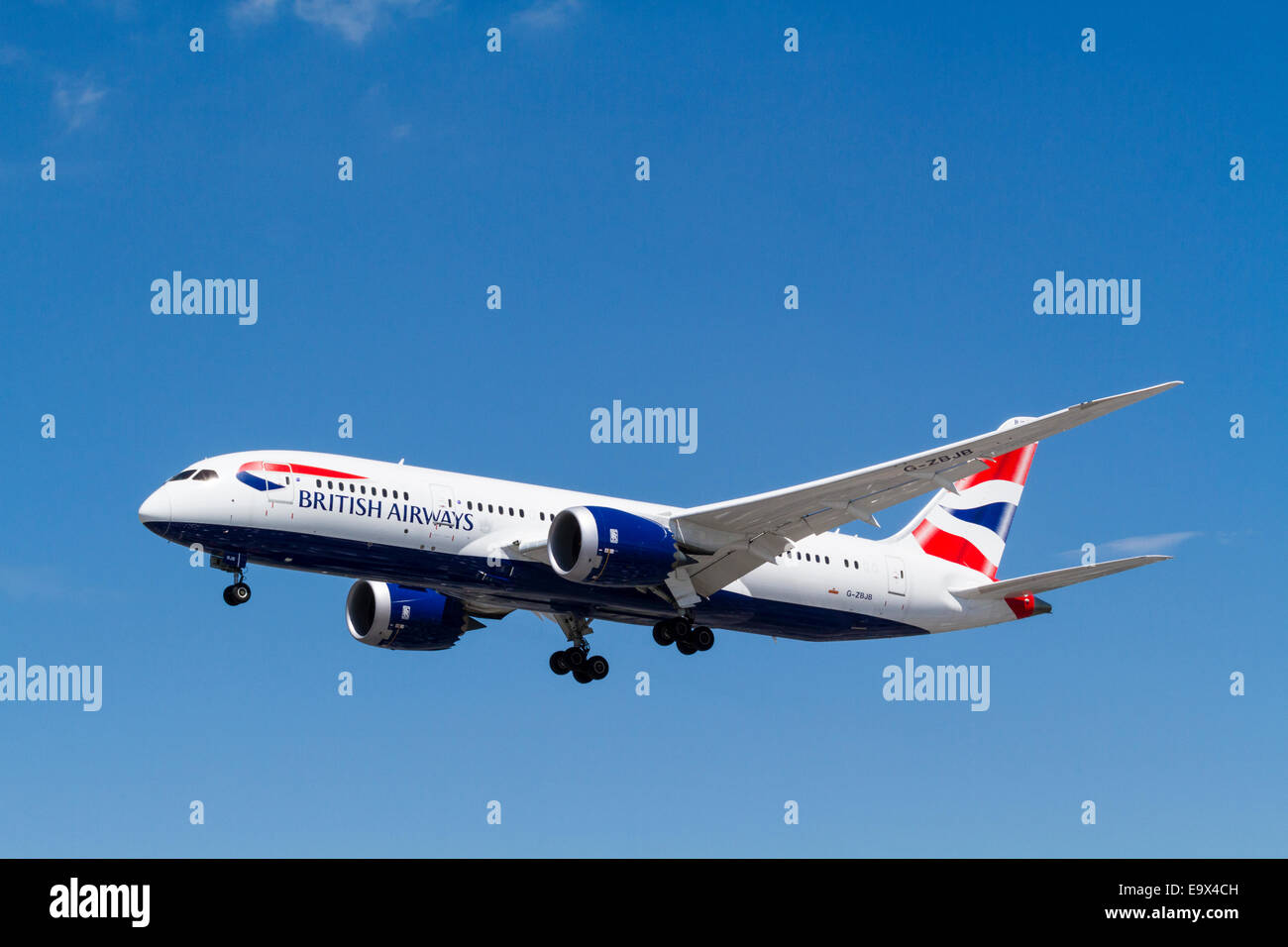 BA-Ebene. British Airways Boeing 787 Flugzeug, G-ZBJB im Landeanflug in London Heathrow, England, Großbritannien Stockfoto