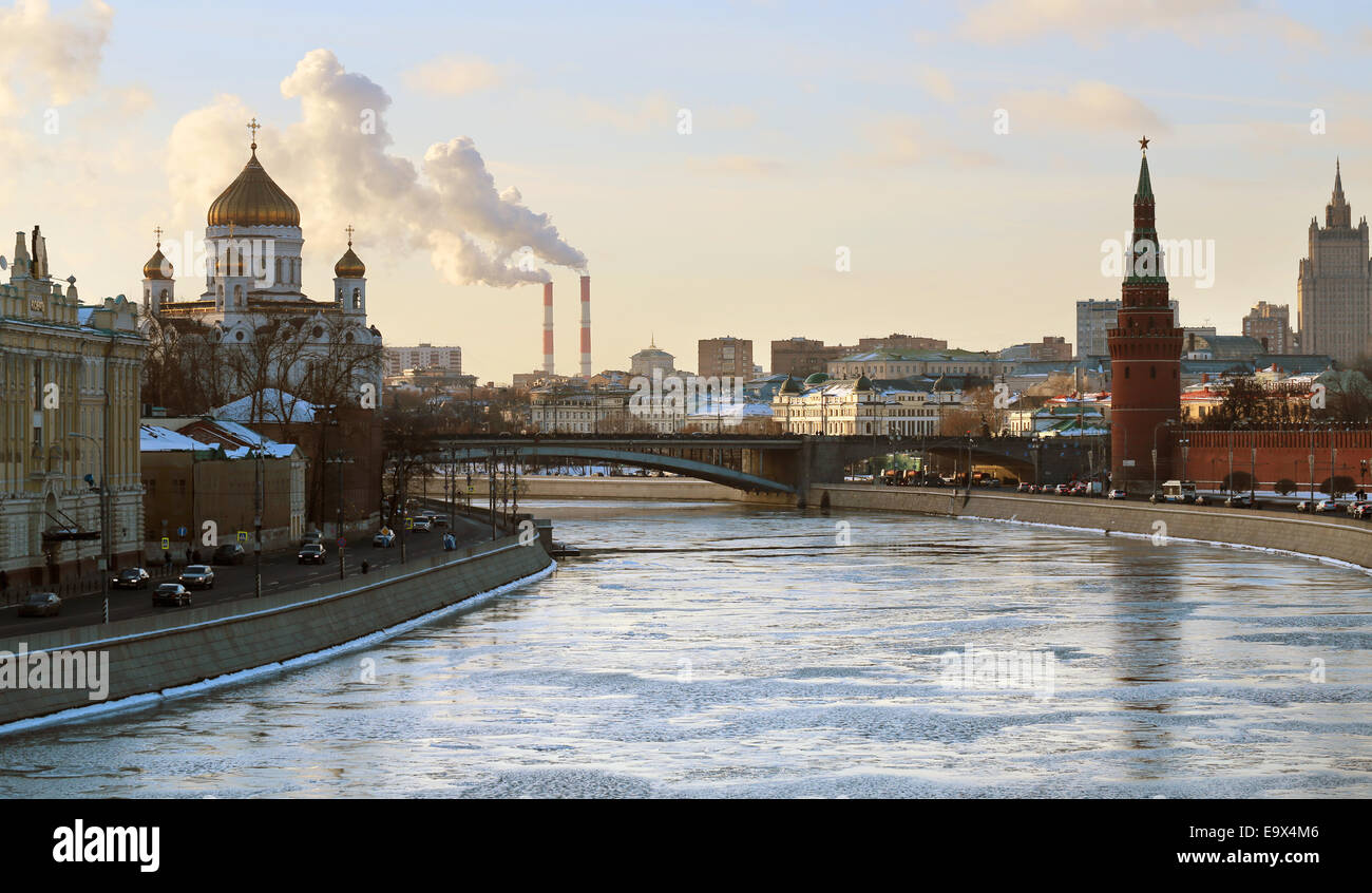 Blick auf den vereisten Fluss Moskau und Moskauer Kreml Stockfoto