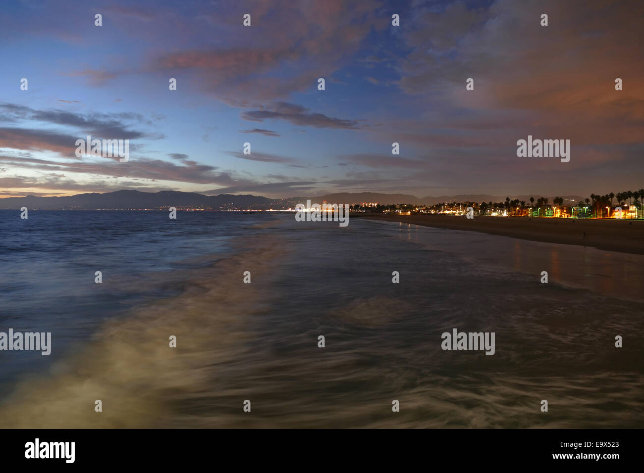 Abenddämmerung Surf am berühmten Venice Beach in Los Angeles, Kalifornien. Stockfoto