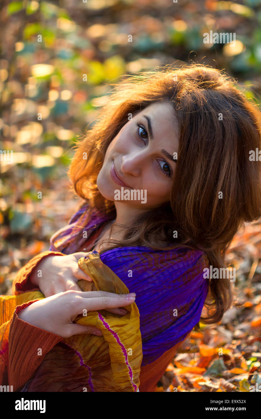 Junge hübsche Frau zum Entspannen in der herbstlichen Park im Freien Schuss Stockfoto