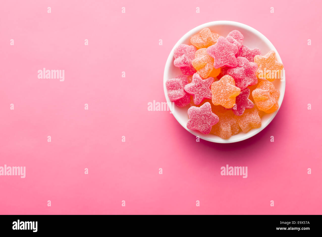 Gelee-Sterne auf rosa Hintergrund Stockfoto