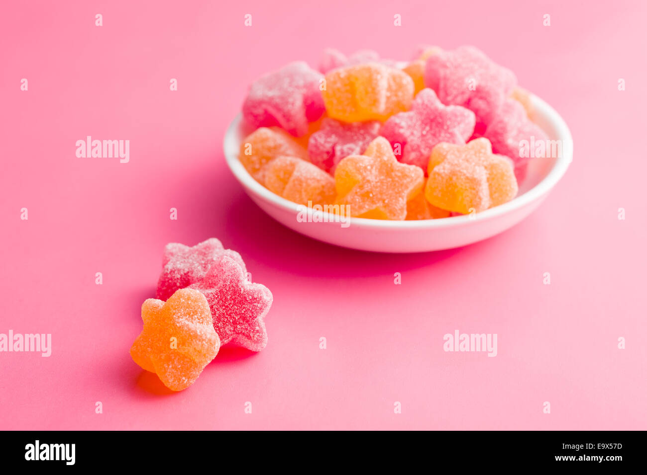 Gelee-Sterne auf rosa Hintergrund Stockfoto