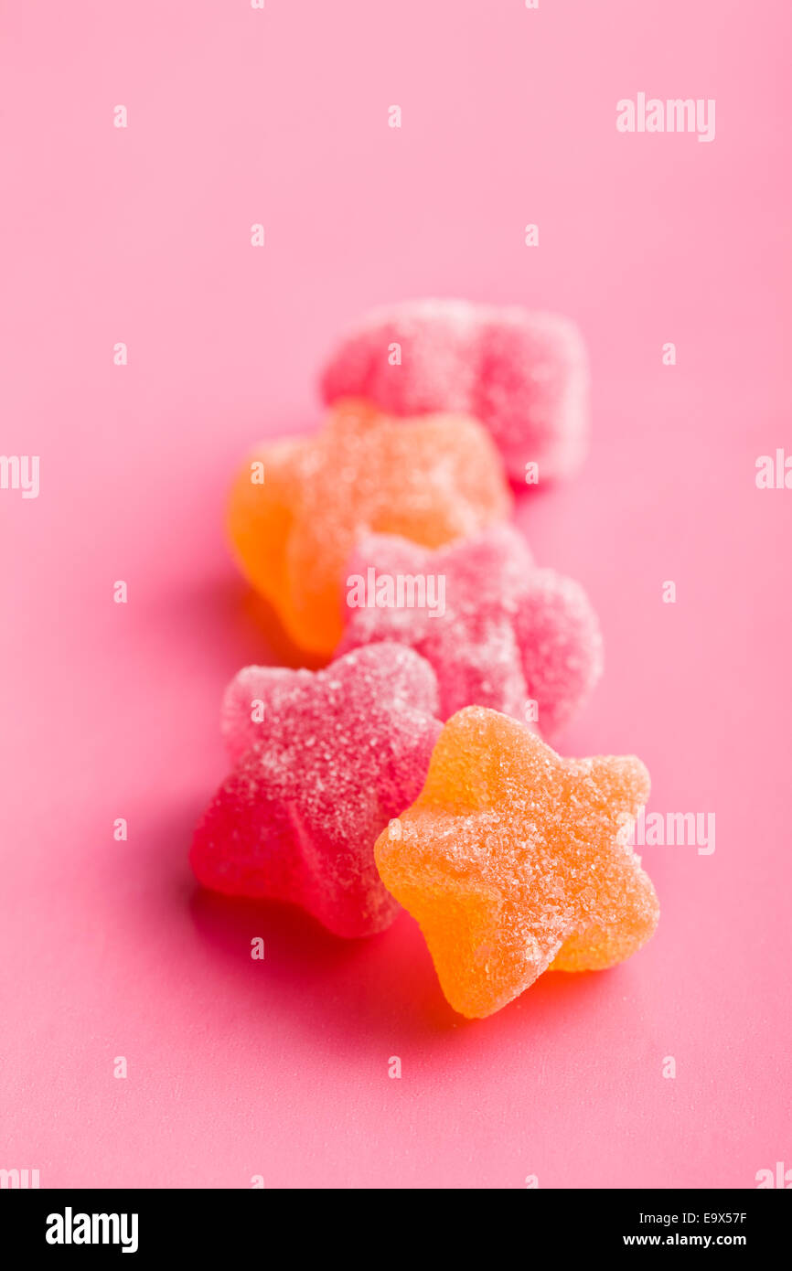 Gelee-Sterne auf rosa Hintergrund Stockfoto