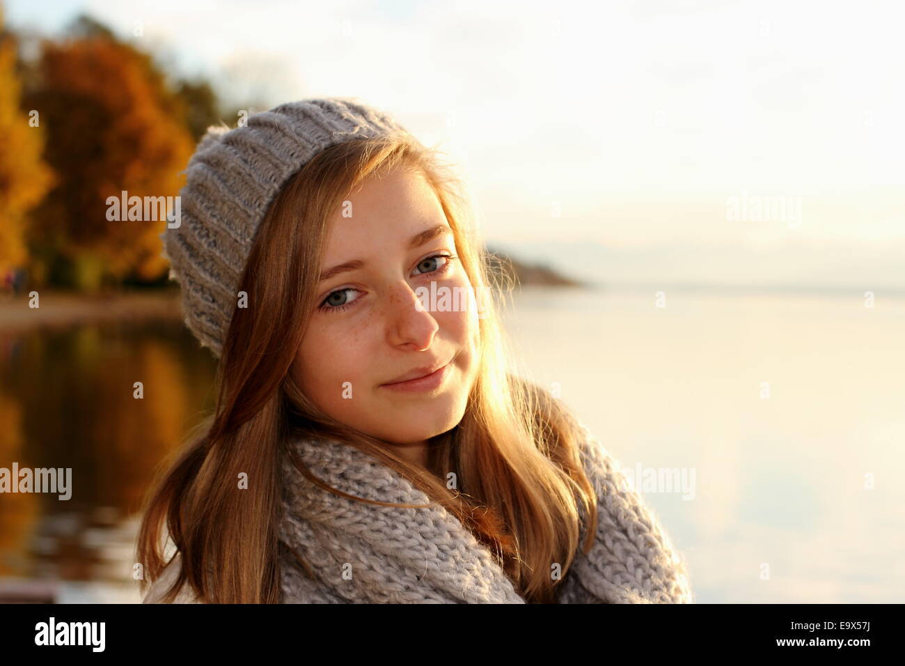 Hübsches Mädchen im Herbst am See, horizontale Stockfoto