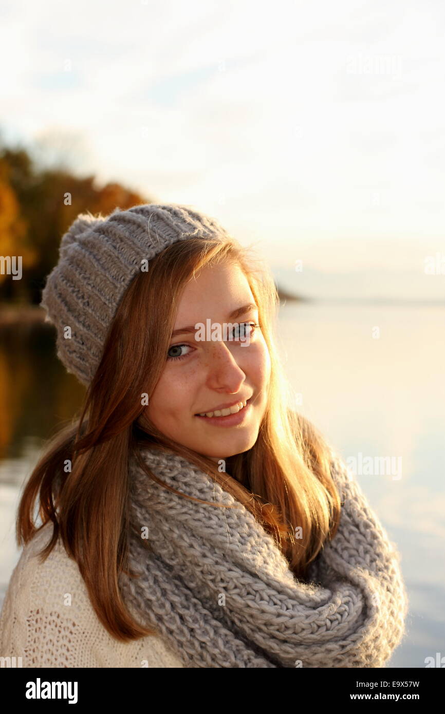 Hübsches Mädchen im Herbst am See, Nahaufnahme Stockfoto