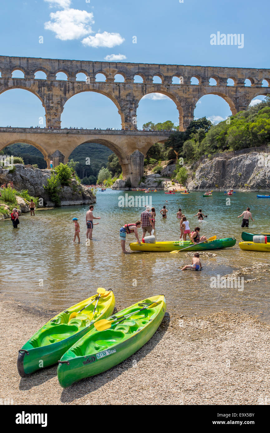 Kajaks unter das römische Aquädukt Pont du Gard, Gard, Languedoc, Frankreich Stockfoto